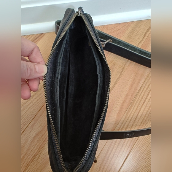 Go Forth Goods Black Top Zip Fanny - Picture 4 of 5